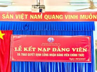 Lễ kết nạp đảng viên mới và trao quyết định công nhận đảng viên chính thức