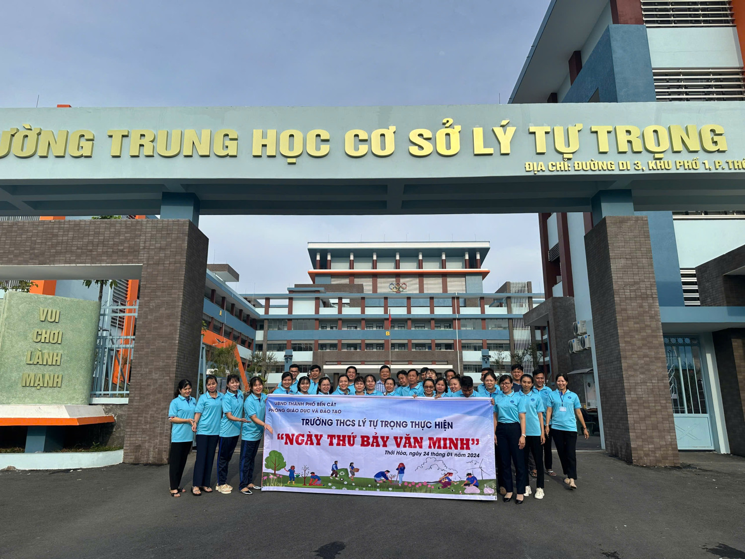 Trường THCS Lý Tự Trọng - Tp. Bến Cát hưởng ứng "Ngày thứ Bảy văn minh"